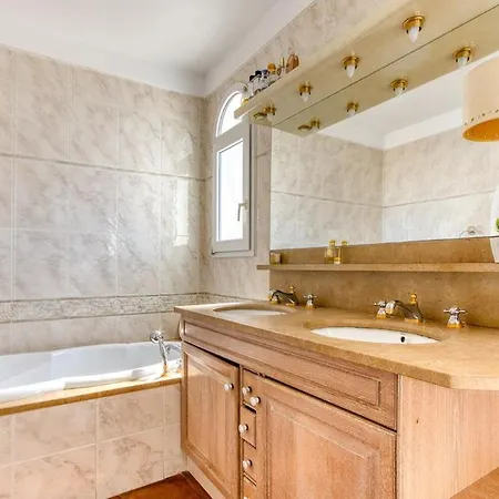Casa Con Piscina Y Amarre Holiday home Empuriabrava